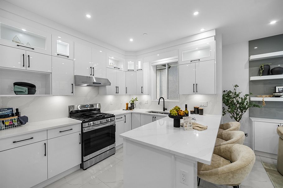 2076 E 50th Avenue Vancouver, BC - 3