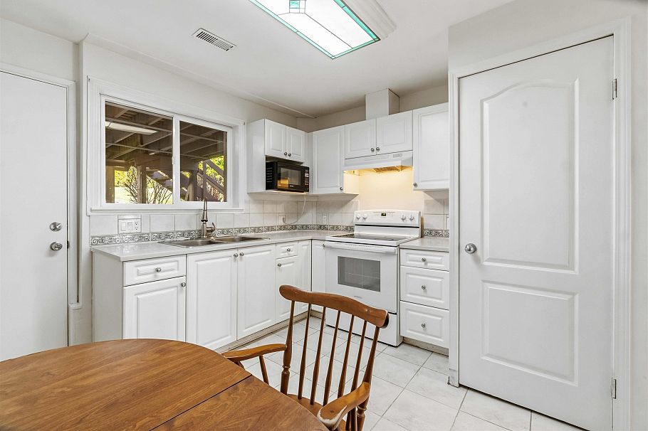 552 W 29th Street North Vancouver, BC - 20