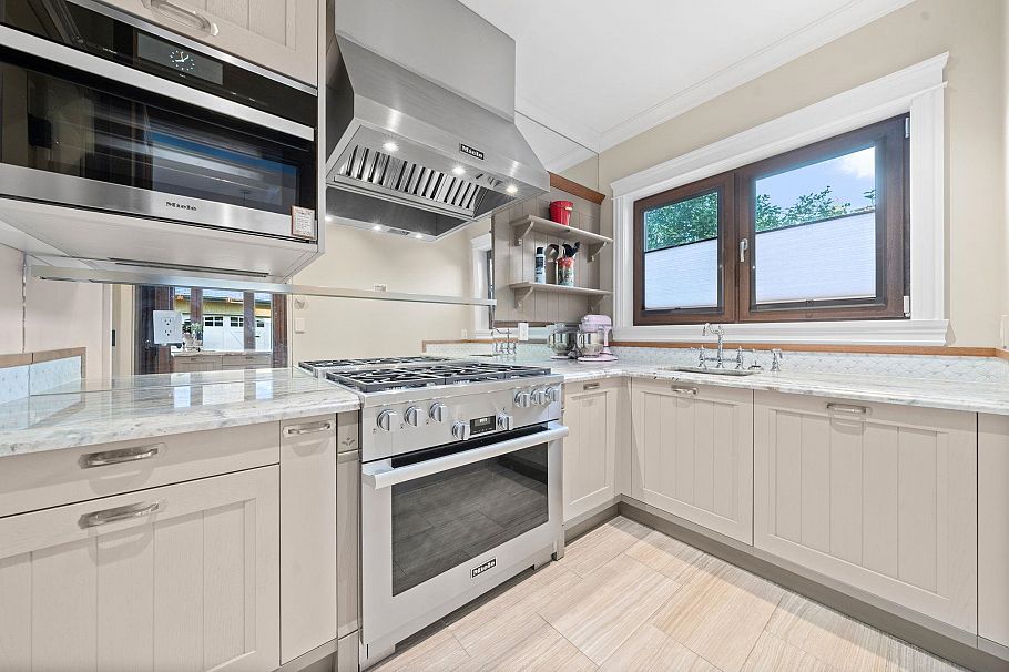 2809 Edgemont Boulevard North Vancouver, BC - 8