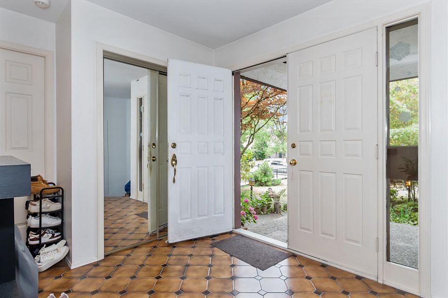 5564 Elizabeth Street Vancouver, BC - 2