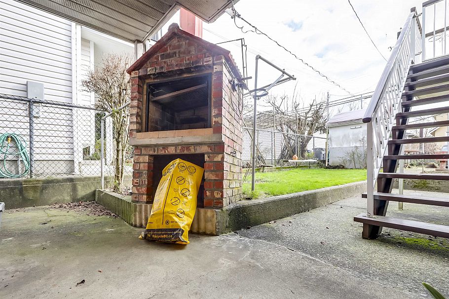 2636 Triumph Street Vancouver, BC - 26