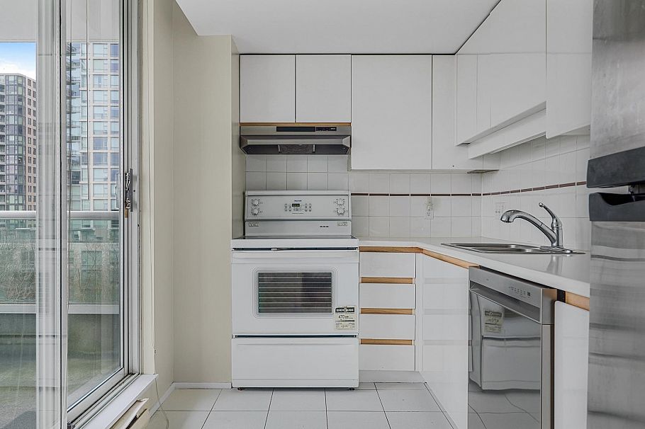 902 1500 Howe Street Vancouver, BC - 5