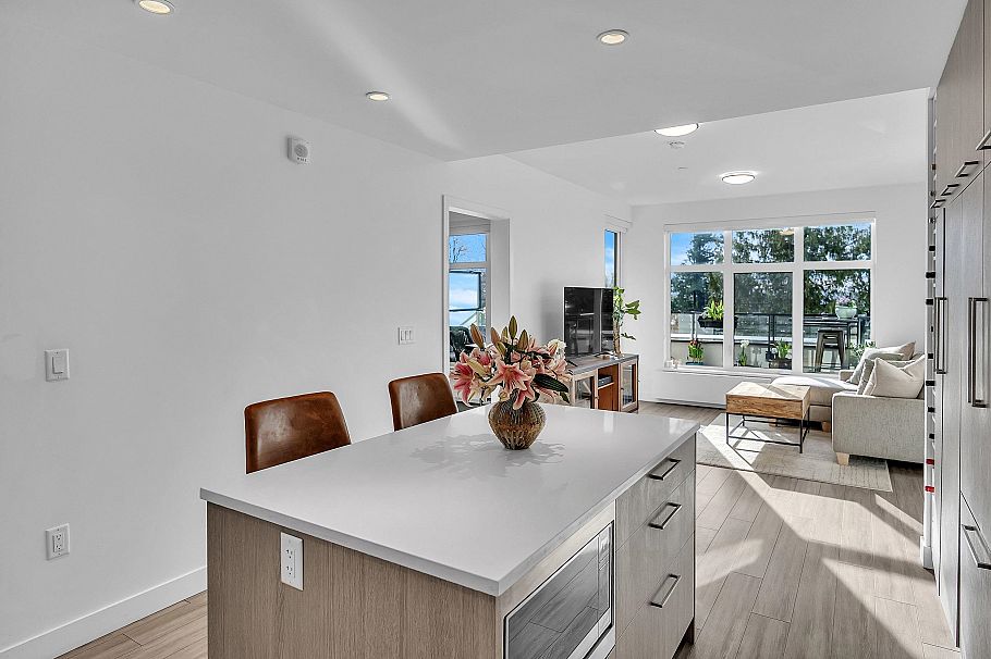 205 733 E 3rd Street North Vancouver, BC - 3