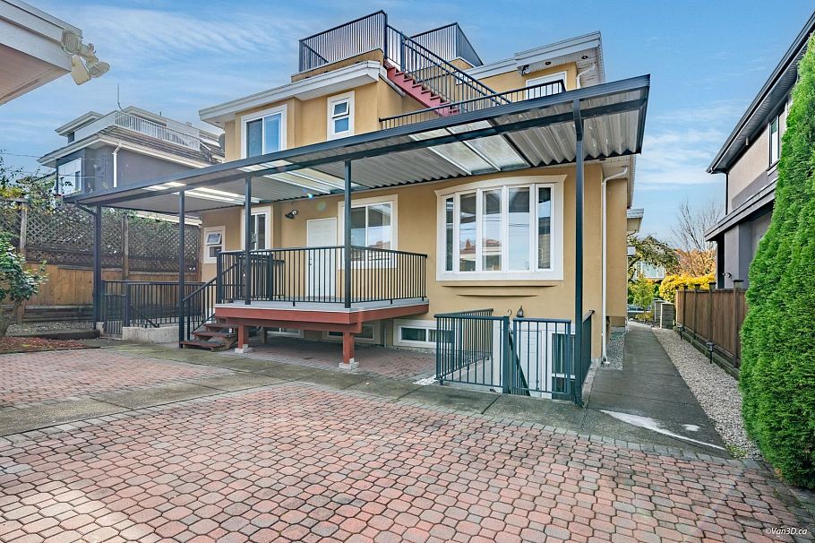 3559 Worthington Drive Vancouver, BC - 35