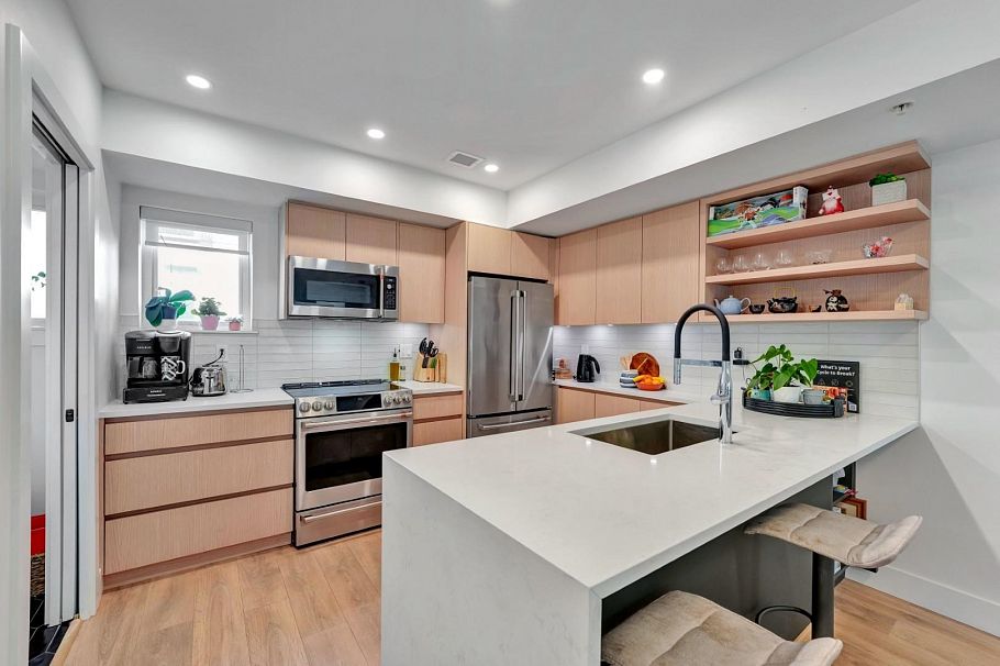 3 752 E 3rd Street North Vancouver, BC - 1