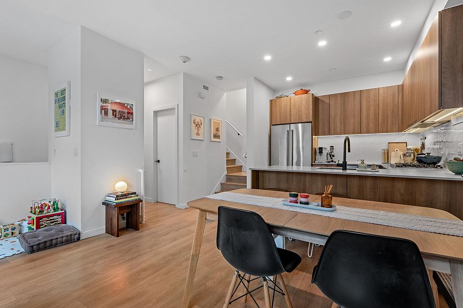 27 533 E 3rd Street North Vancouver, BC - 2