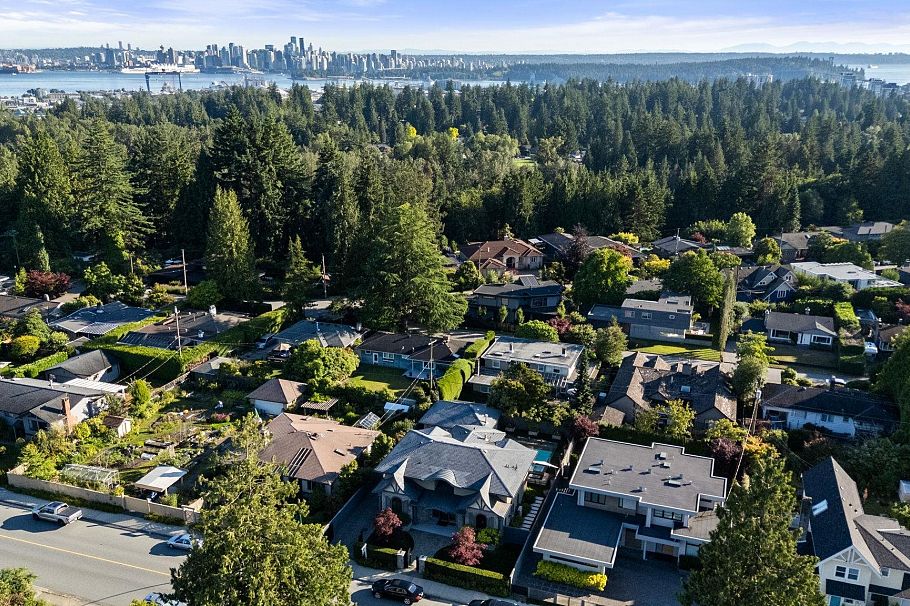 2809 Edgemont Boulevard North Vancouver, BC - 39