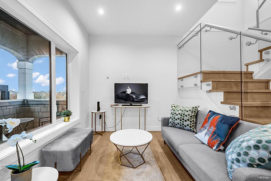 3433 Dundas Street Vancouver, BC - 3