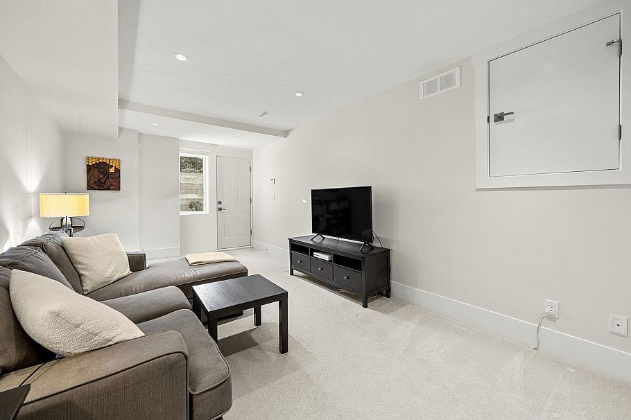 244 E 18th Street North Vancouver, BC - 21