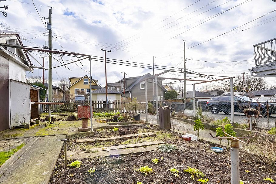 2636 Triumph Street Vancouver, BC - 28