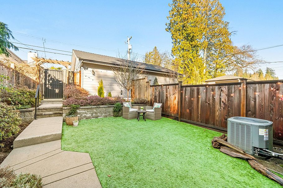 244 E 18th Street North Vancouver, BC - 26