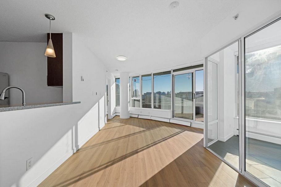 602 58 Keefer Place Vancouver, BC - 3