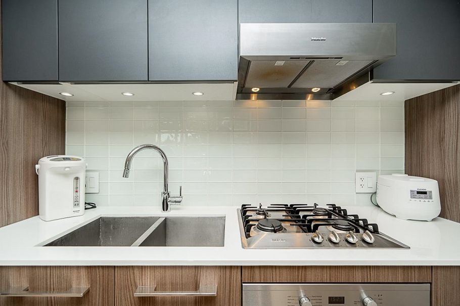 301 4638 Gladstone Street Vancouver, BC - 5