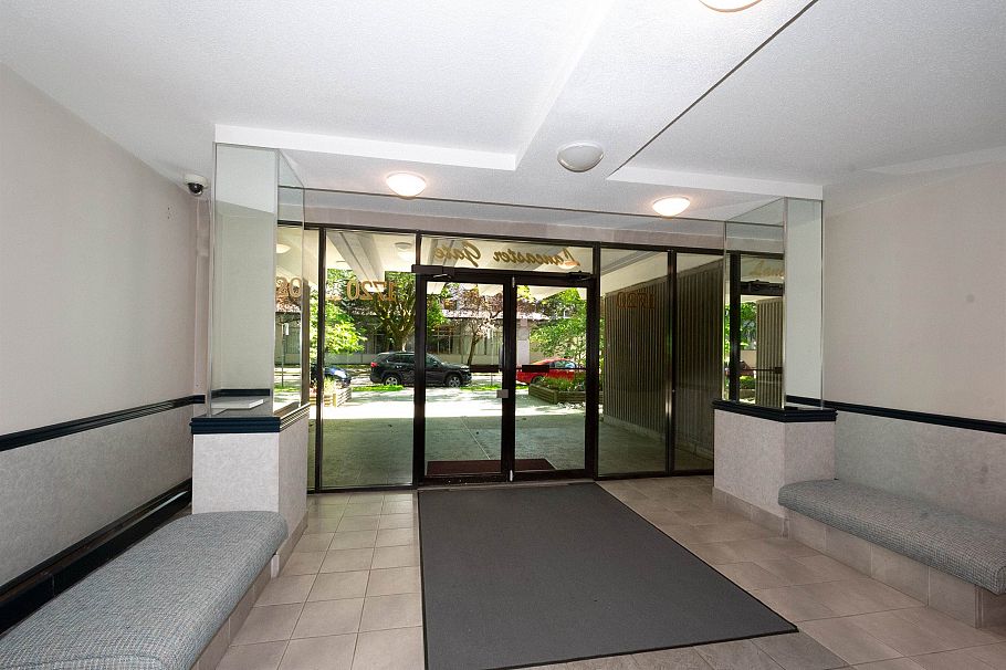 304 1720 Barclay Street Vancouver, BC - 4