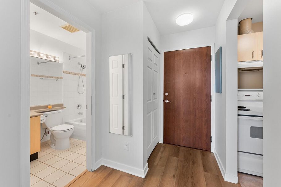 1012 1010 Howe Street Vancouver, BC - 6