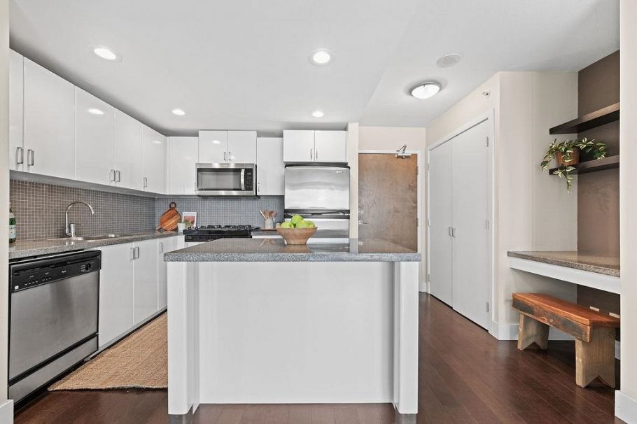 1209 155 W 1st Street North Vancouver, BC - 4