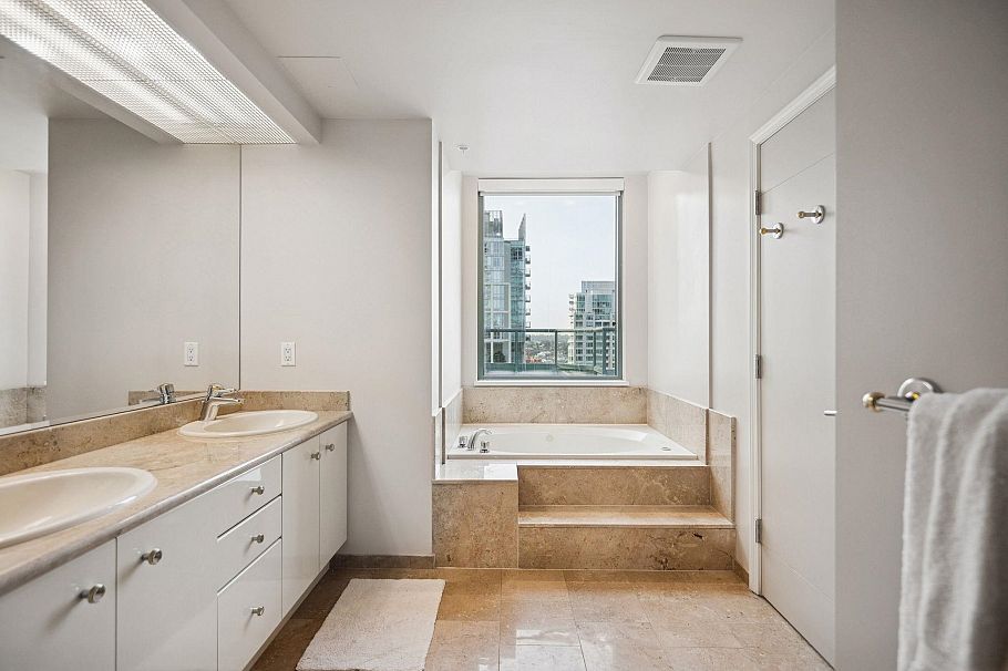 PH 3-4 1383 Howe Street Vancouver, BC - 14