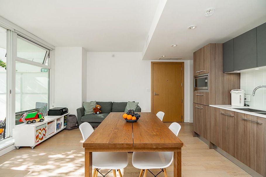 301 4638 Gladstone Street Vancouver, BC - 4