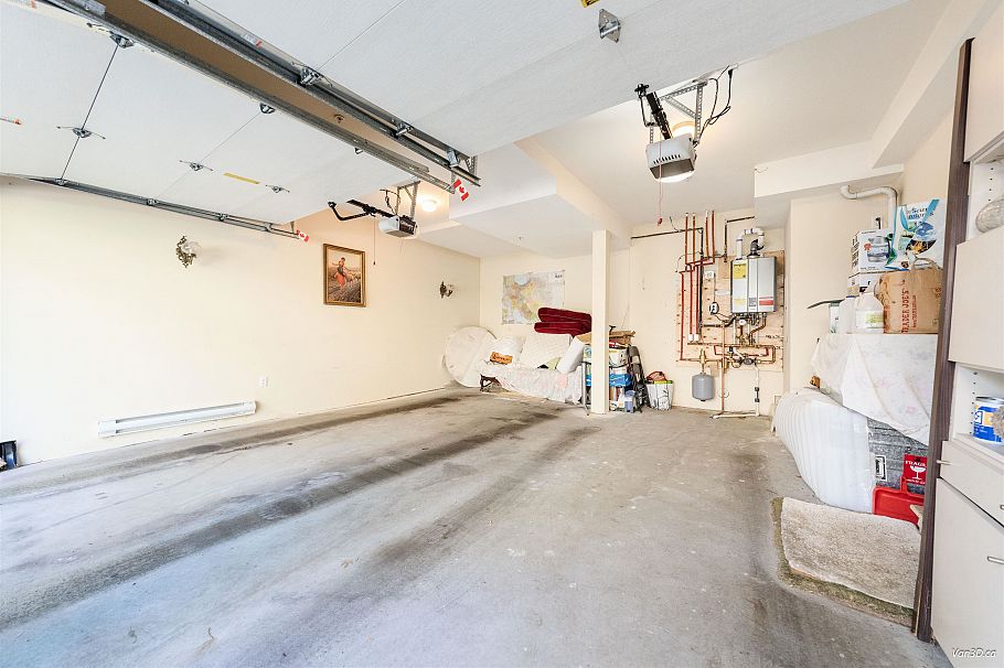 15 3150 Sunnyhurst Road North Vancouver, BC - 31