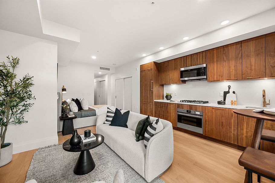 106 2550 Garden Drive Vancouver, BC - 1