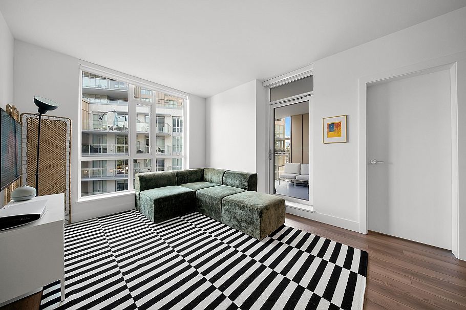 404 2375 Emery Court North Vancouver, BC - 2