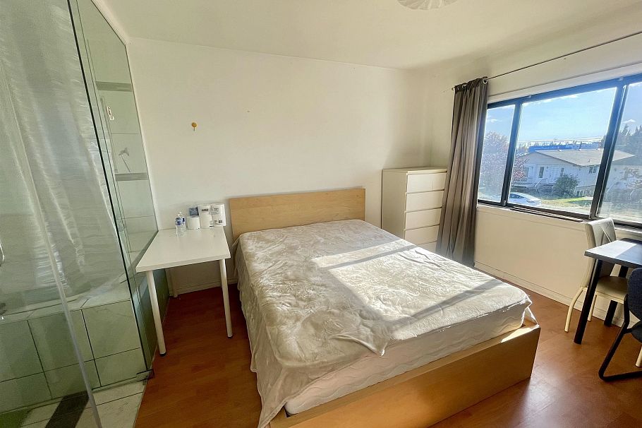 261 E 65th Avenue Vancouver, BC - 2