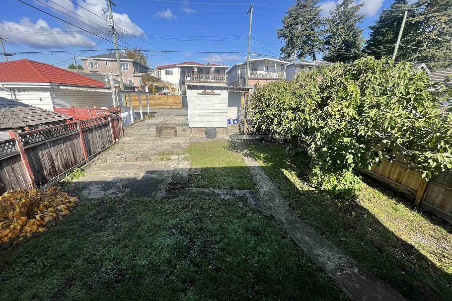 261 E 65th Avenue Vancouver, BC - 5