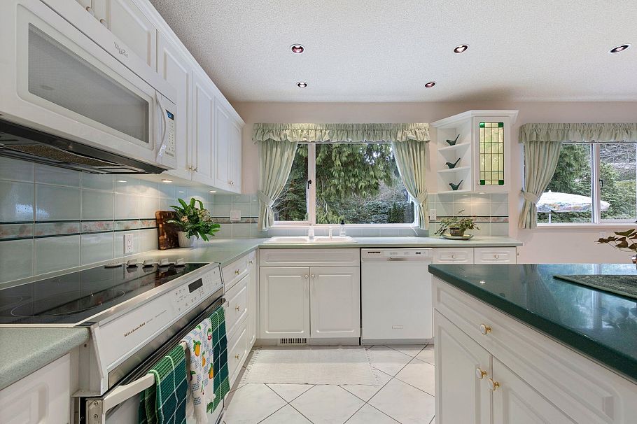 5427 Cliffridge Avenue North Vancouver, BC - 8