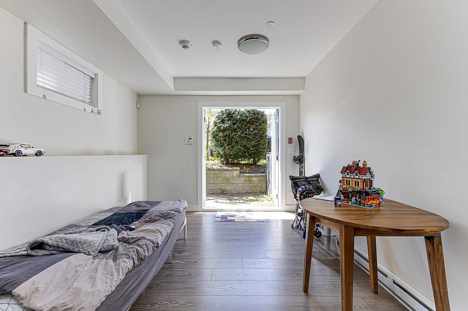 2488 E 34th Avenue Vancouver, BC - 25