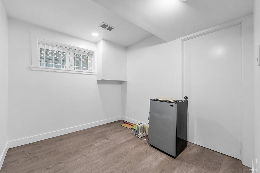 8025 Borden Street Vancouver, BC - 26