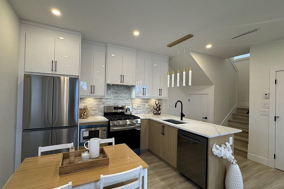 1 2703 E 3rd Avenue Vancouver, BC - 3