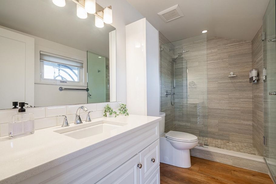 A015 415 Esplanade Avenue North Vancouver, BC - 28