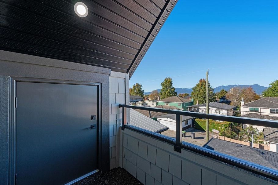 2 2447 E 41st Avenue Vancouver, BC - 18