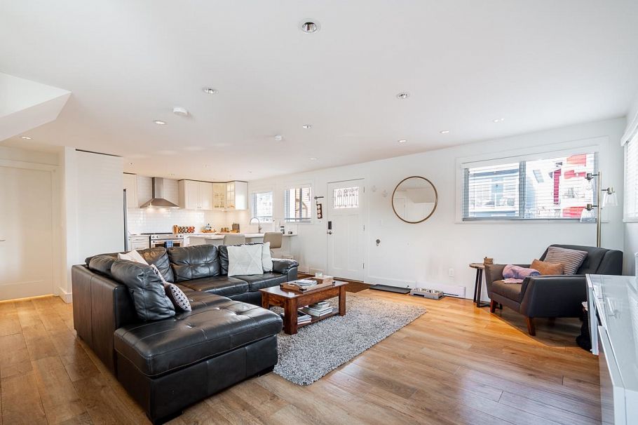 A015 415 Esplanade Avenue North Vancouver, BC - 15