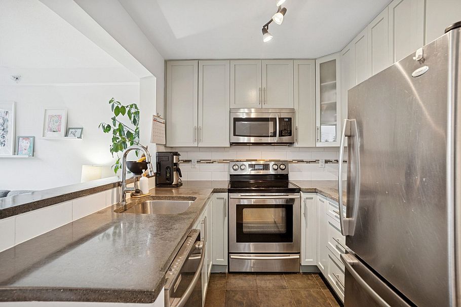 216 288 E 8th Avenue Vancouver, BC - 8