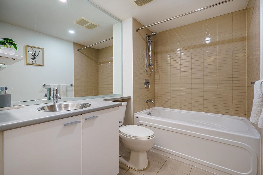 1209 111 W Georgia Street Vancouver, BC - 13