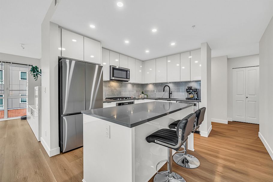 404 2632 Library Lane North Vancouver, BC - 3