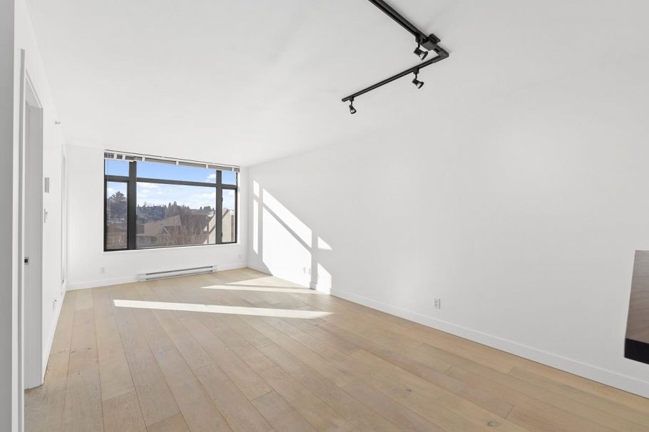 610 3660 Vanness Avenue Vancouver, BC - 4