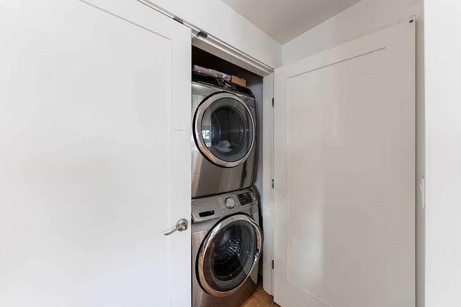 A015 415 Esplanade Avenue North Vancouver, BC - 30