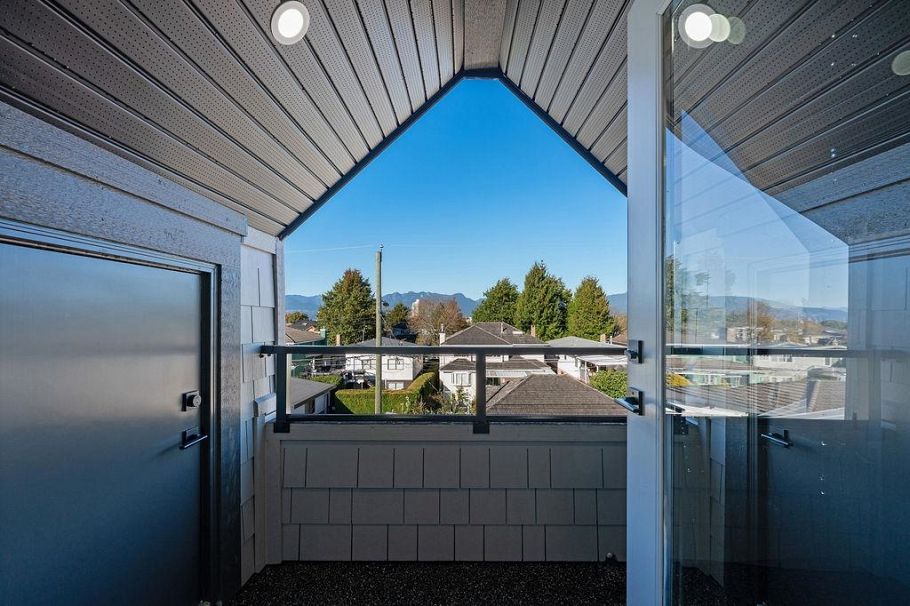 2 2447 E 41st Avenue Vancouver, BC - 20