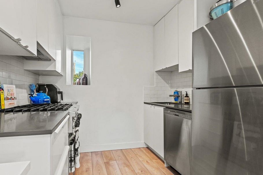 143 W 13th Avenue Vancouver, BC - 13