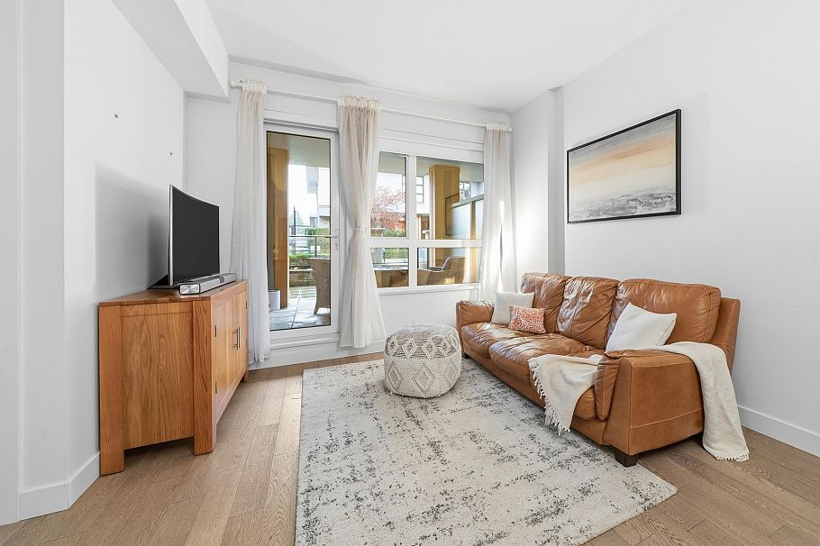 201 3220 Connaught Crescent North Vancouver, BC - 2