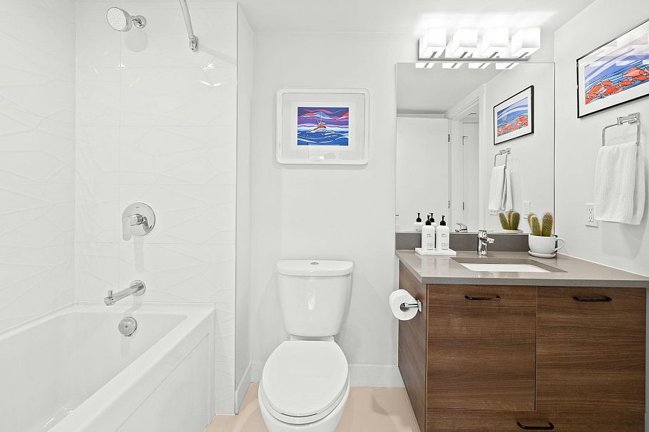 303 1519 Crown Street North Vancouver, BC - 18