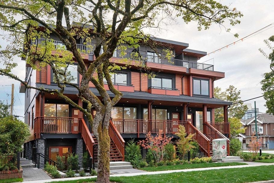 2488 E 34th Avenue Vancouver, BC - 2