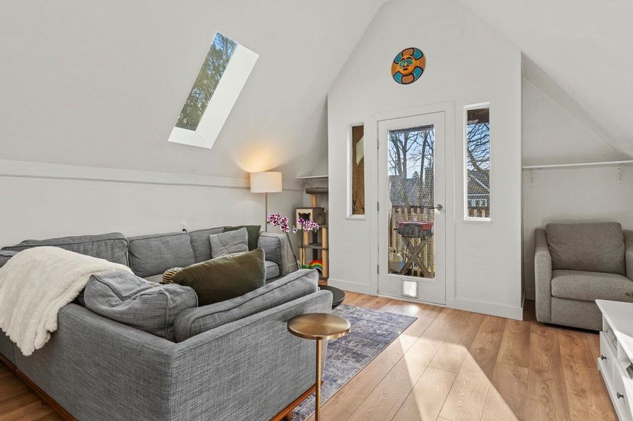 143 W 13th Avenue Vancouver, BC - 5