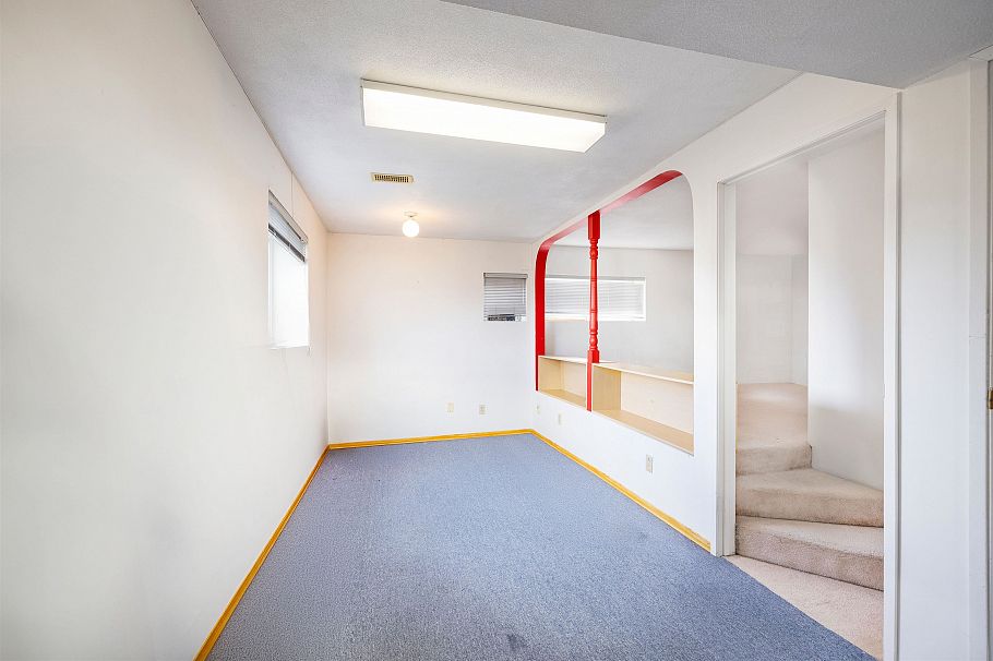 5045 Barker Crescent Burnaby, BC - 13