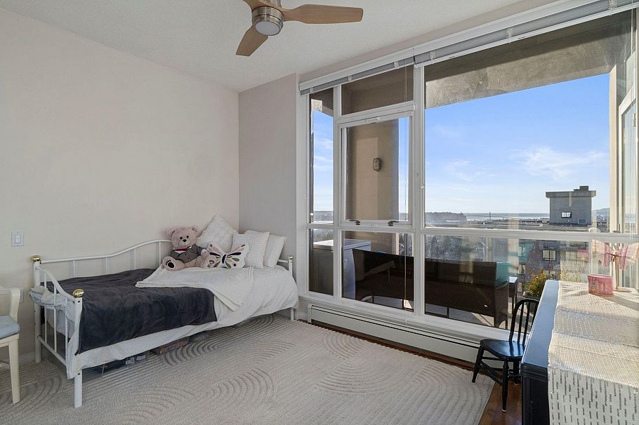 1401 120 W 16th Street North Vancouver, BC - 16