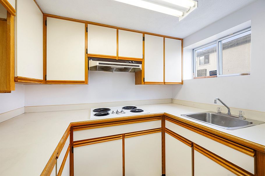 5045 Barker Crescent Burnaby, BC - 12