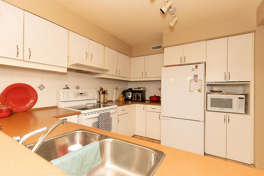 2050 Purcell Way North Vancouver, BC - 9