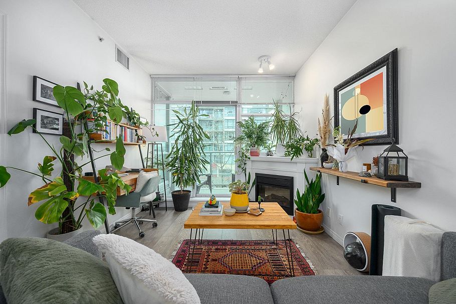 405 168 E Esplanade North Vancouver, BC - 2